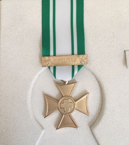 Medaglia C.R.I. XXV anni realizzata tramite coniatura in argento 925 placcata oro a 24 ct.